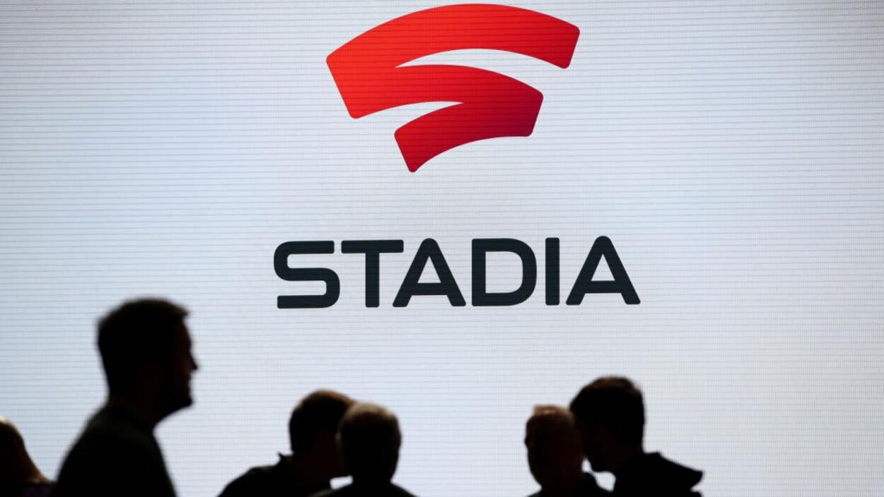 Des gens sont devant un écran, où est affiché le logo de Sadia.