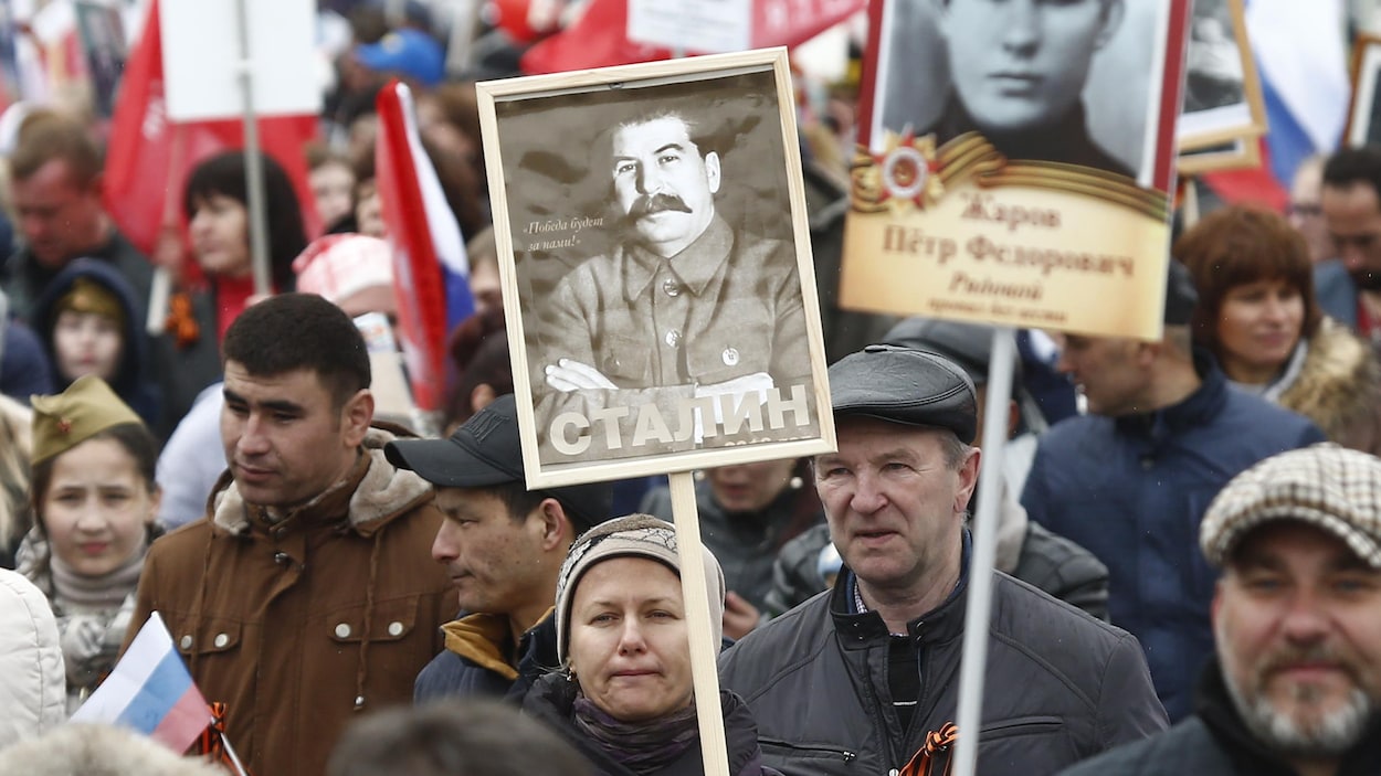 Une femme brandit un portrait du dictateur Joseph Staline, le 9 mai 2017, célébrant les 72 ans de la victoire russe contre le nazisme.