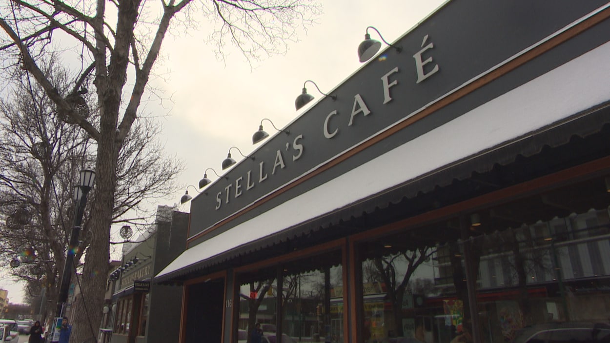 la devanture d'un restaurant sur laquelle on voit l'enseigne Stella's café.