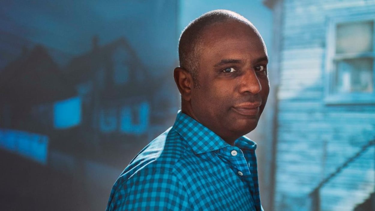 Photo de Stan Douglas qui pose de profil pour la caméra.