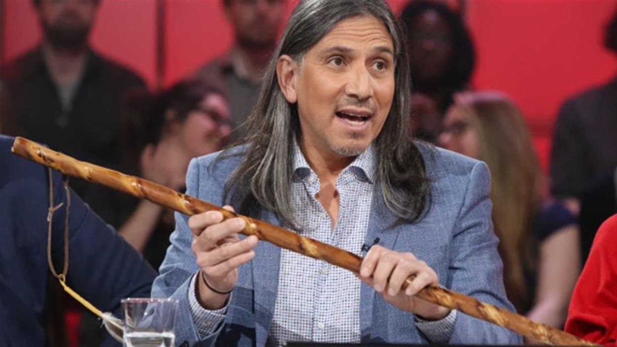 Stanley Vollant sur le plateau de Tout le monde en parle Stanley Vollant sur le plateau de Tout le monde en parle