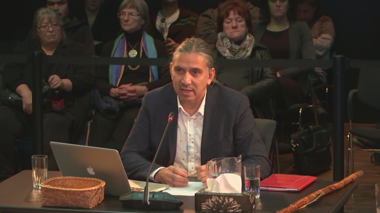 Stanley Vollant témoigne à la Commission sur les relations avec les ...