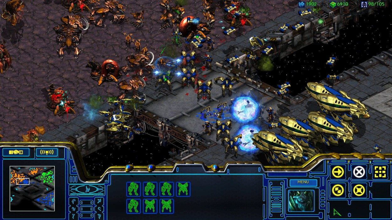 Une capture d'écran du jeu vidéo StarCraft montrant deux armées en train de s'affronter dans une bataille sanglante.