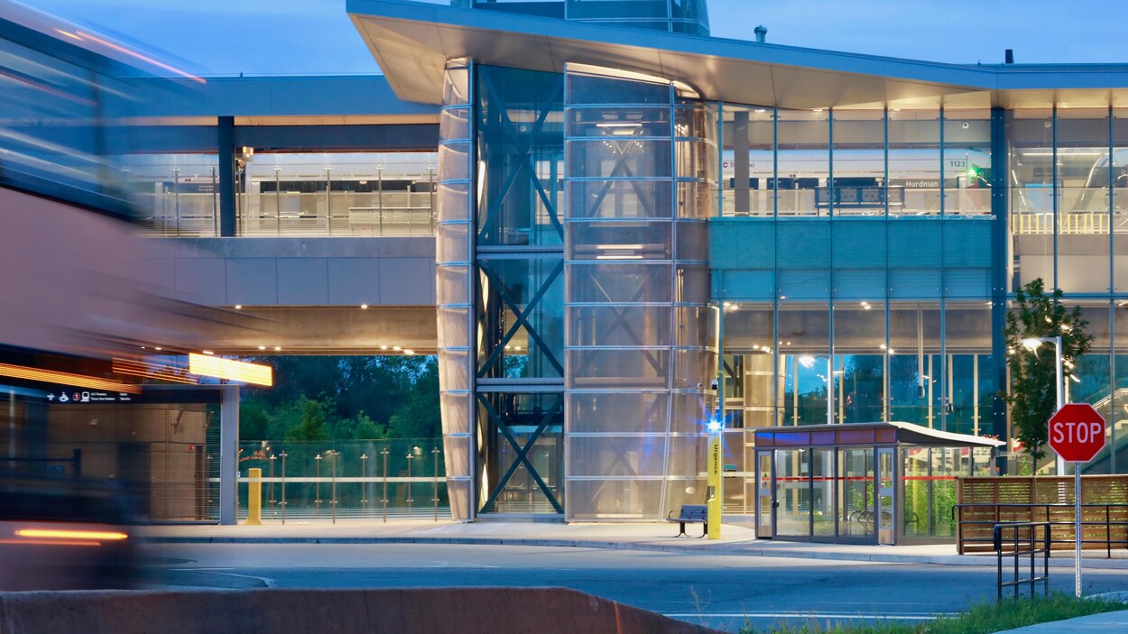 Un pavillon vitré qui abrite une station du train léger d'Ottawa