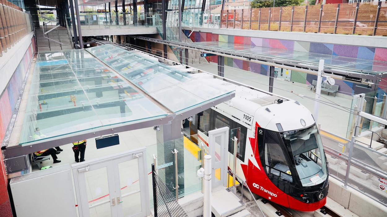 Un train en gare à la station du Pré Tunney.