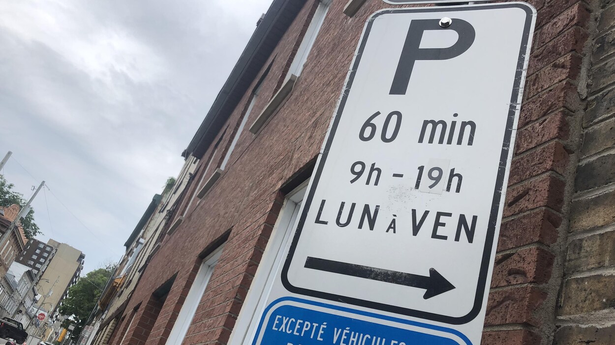 Un panneau de signalisation pour des espaces de stationnement à durée limitée à Québec.