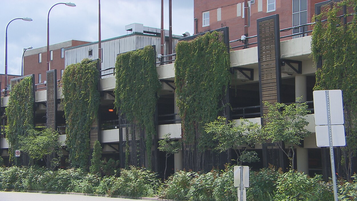 Le stationnement à étages de la rue Wellington Sud, à Sherbrooke.