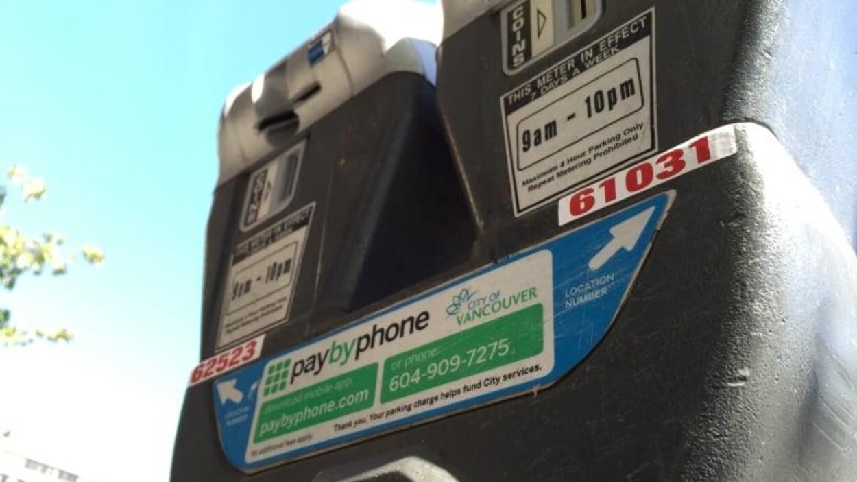 Vue d'un parcomètre à Vancouver avec l'option de paiement par l'application PayByPhone.