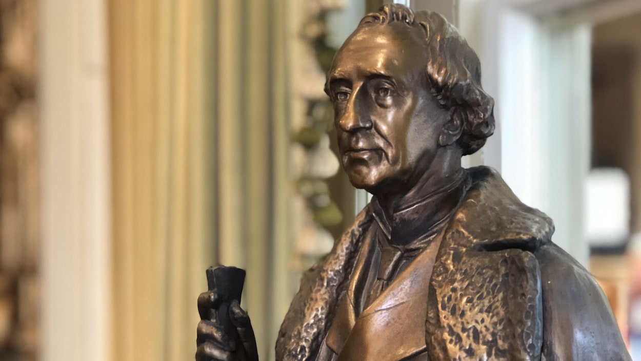 La statue mesurant environ un mètre est située dans une chambre installée à la mémoire de l'ancien premier ministre et homme politique de Kingston.