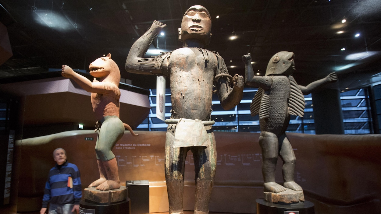 Des statues royales en bois du royaume du Dahomey, datant du 19e siècle, aujourd'hui le Bénin, au musée du quai Branly à Paris, France, le vendredi 23 novembre 2018.