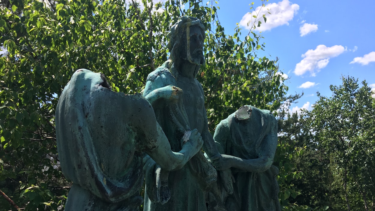 Deux statues auxquelles il manque la tête.