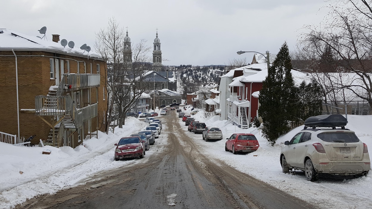 Trois arrestations après une violation de domicile ICI RadioCanada.ca