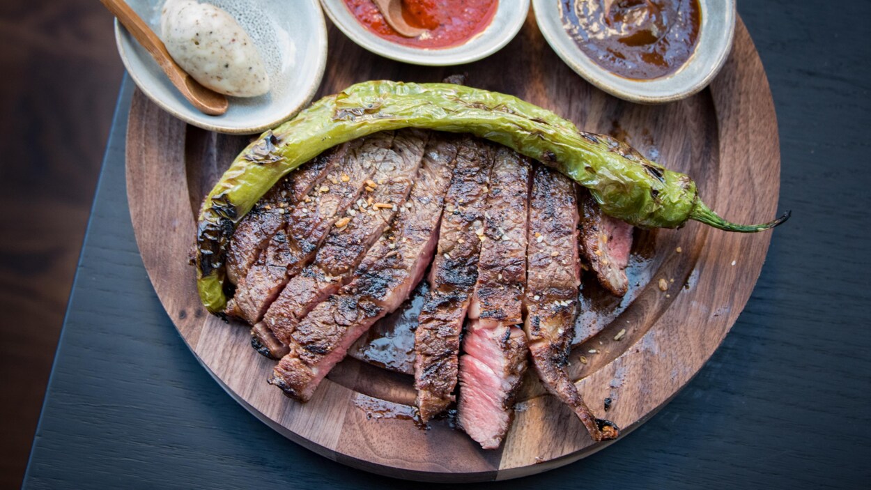 Un steak sur une planche à découper Un steak sur une planche à découper