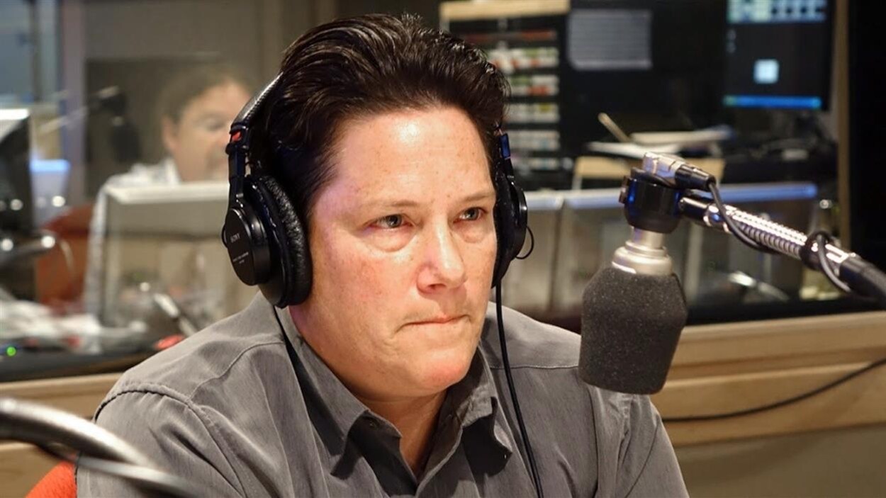 Stéfanie Trudeau, mieux connue sous le nom de « matricule 728 », au micro de Gravel le matin, en 2015.