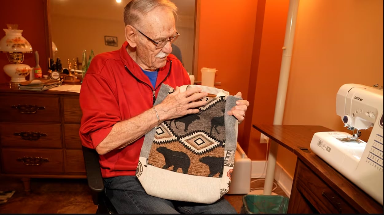 Il transforme des tissus jetés en sacs solidaires pour nourrir toute une communauté