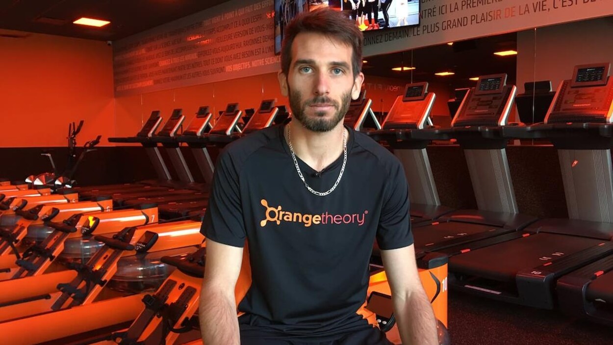 Un homme est assis dans un centre d'entrainement.