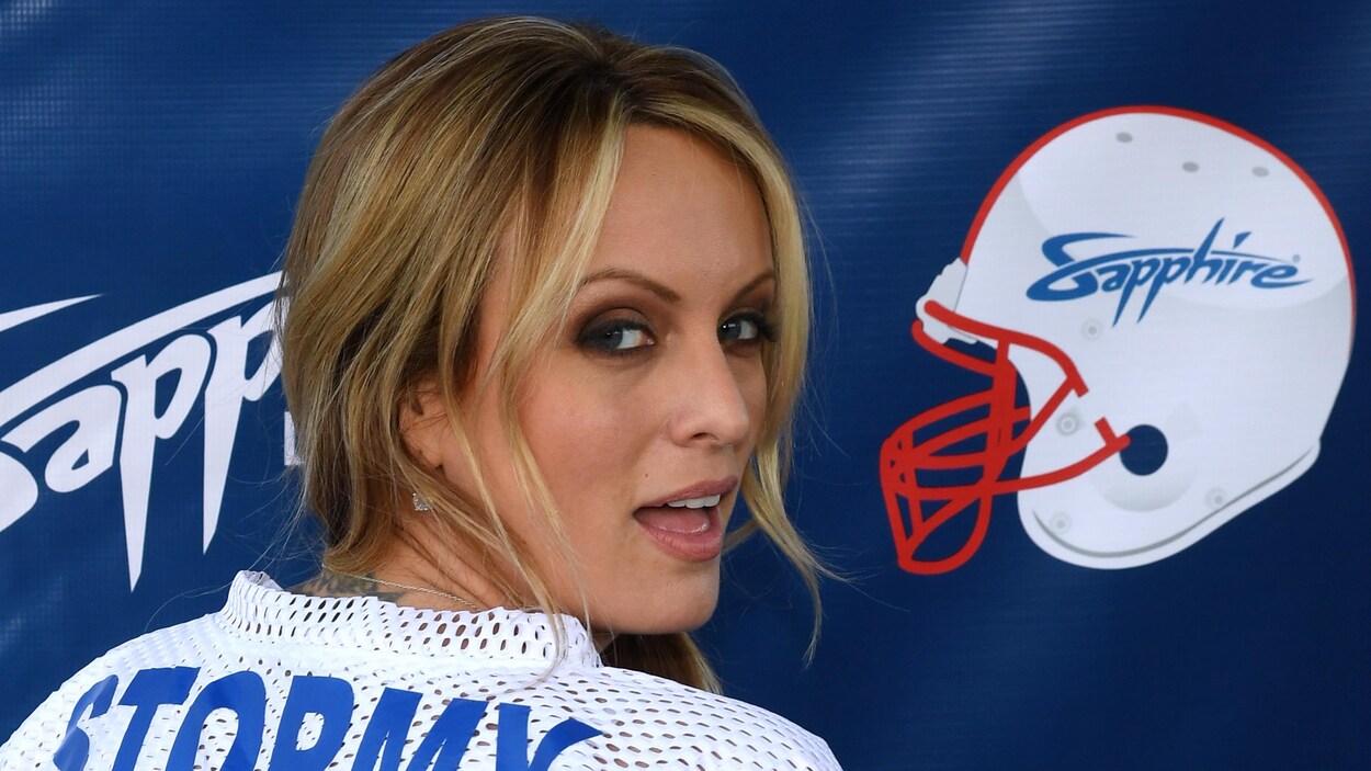 Stormy Daniels sourit à la caméra.