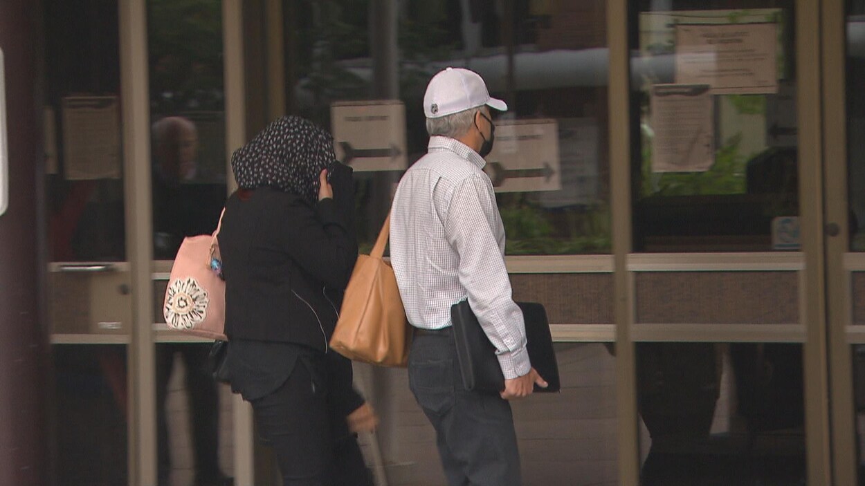 Stéphanie Frenette est accompagnée d'un homme à l'entrée du palais de justice.