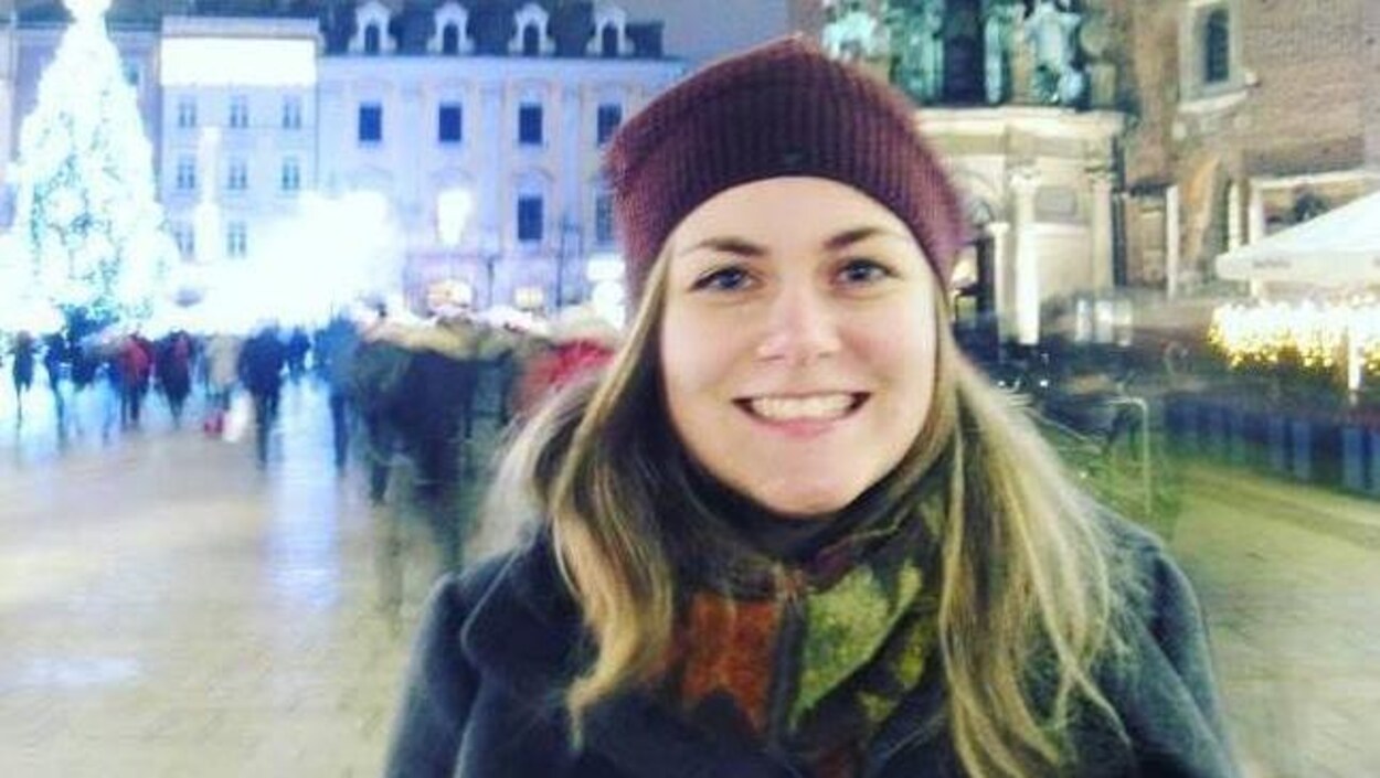Une femme avec une tuque.