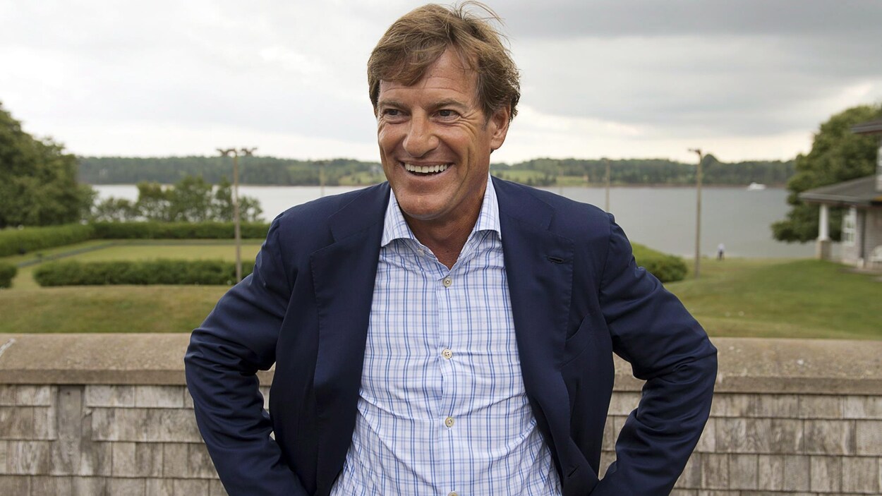 Stephen Bronfman, les mains sur les hanches. Stephen Bronfman, les mains sur les hanches.