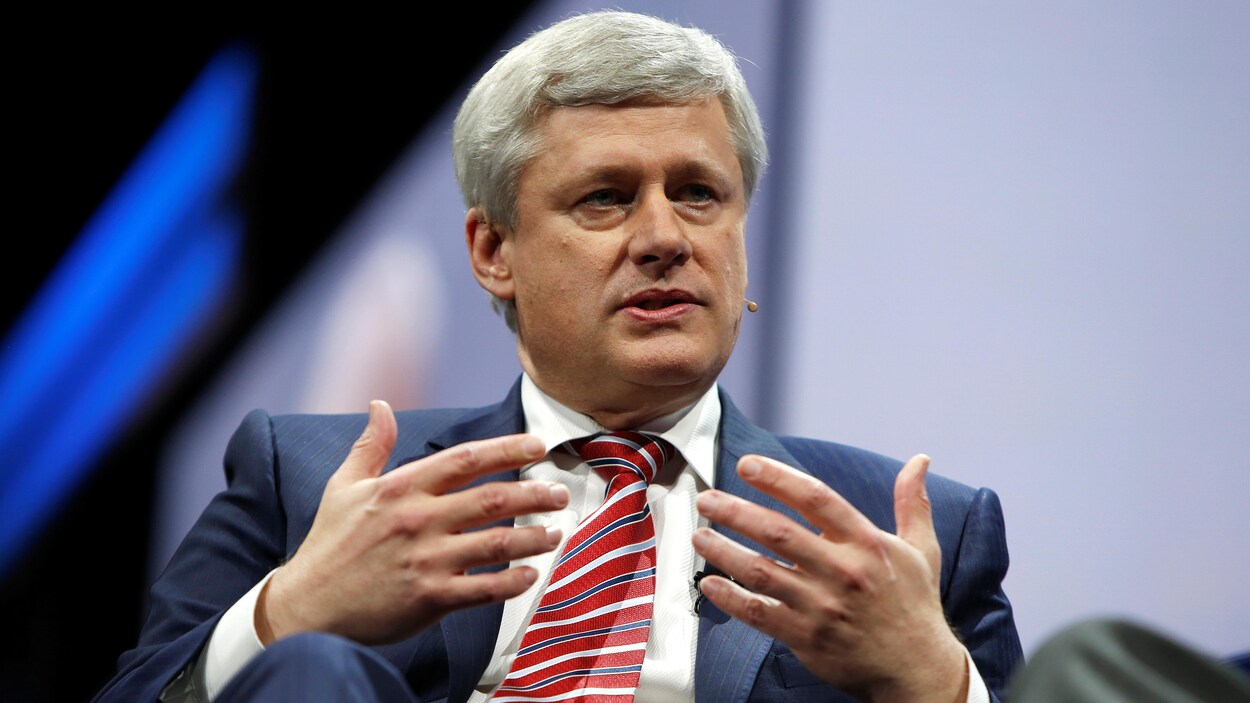 Stephen Harper prend la parole lors d'un panel.