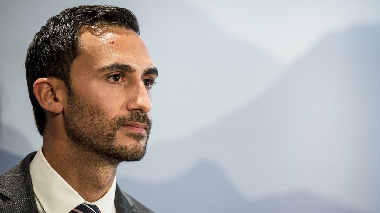 Le ministre est de profil.