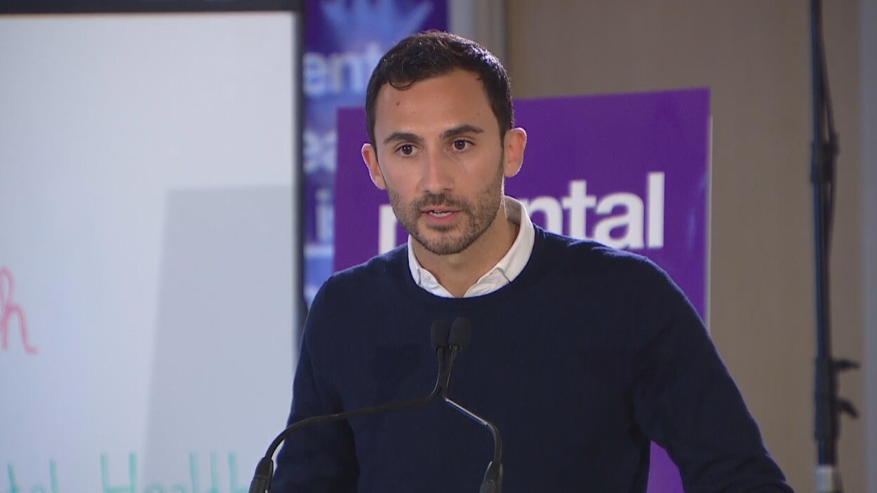 Stephen Lecce en conférence de presse.