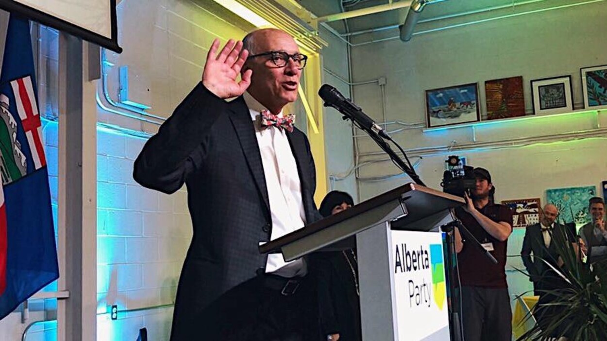Stephen Mandel qui prononce un discours lors de la soirée électorale,