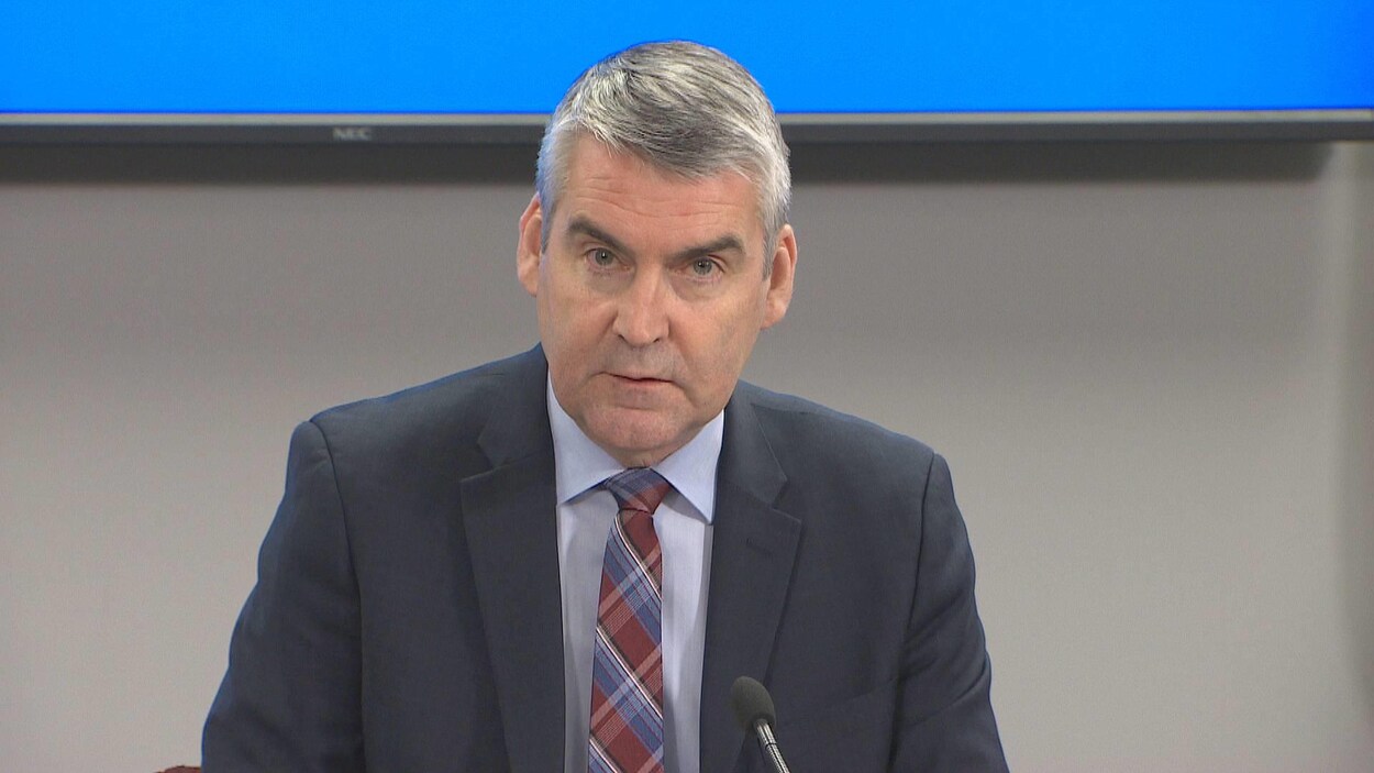 Stephen McNeil regarde la caméra durant une allocution.