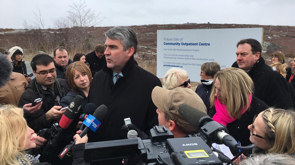Stephen McNeil parle aux journalistes devant une affiche annonçant la construction d'un centre de soins ambulatoires Stephen McNeil parle aux journalistes devant une affiche annonçant la construction d'un centre de soins ambulatoires