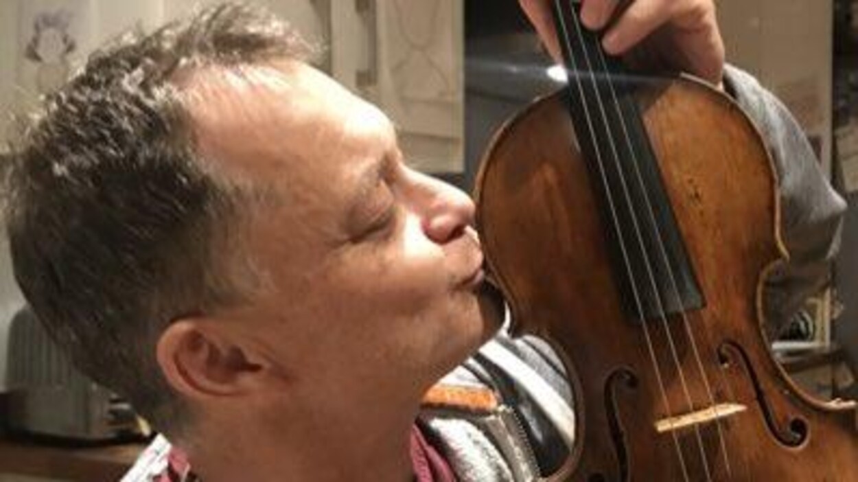 L'homme embrasse le violon.