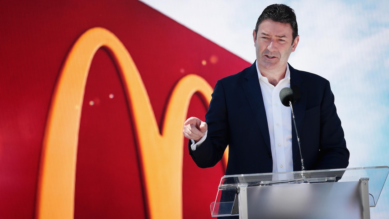 Steve Easterbrook gesticule devant le logo de la chaîne de restauration rapide.