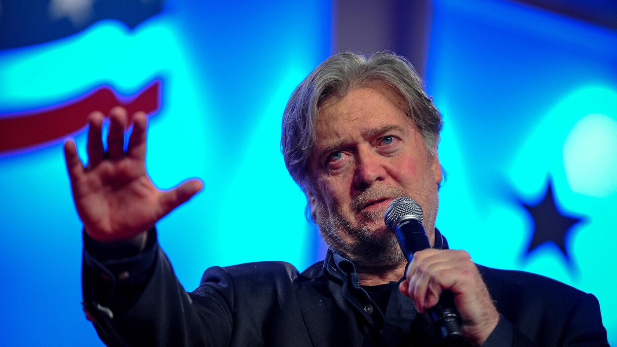 Steve Bannon parle au micro. Steve Bannon parle au micro.