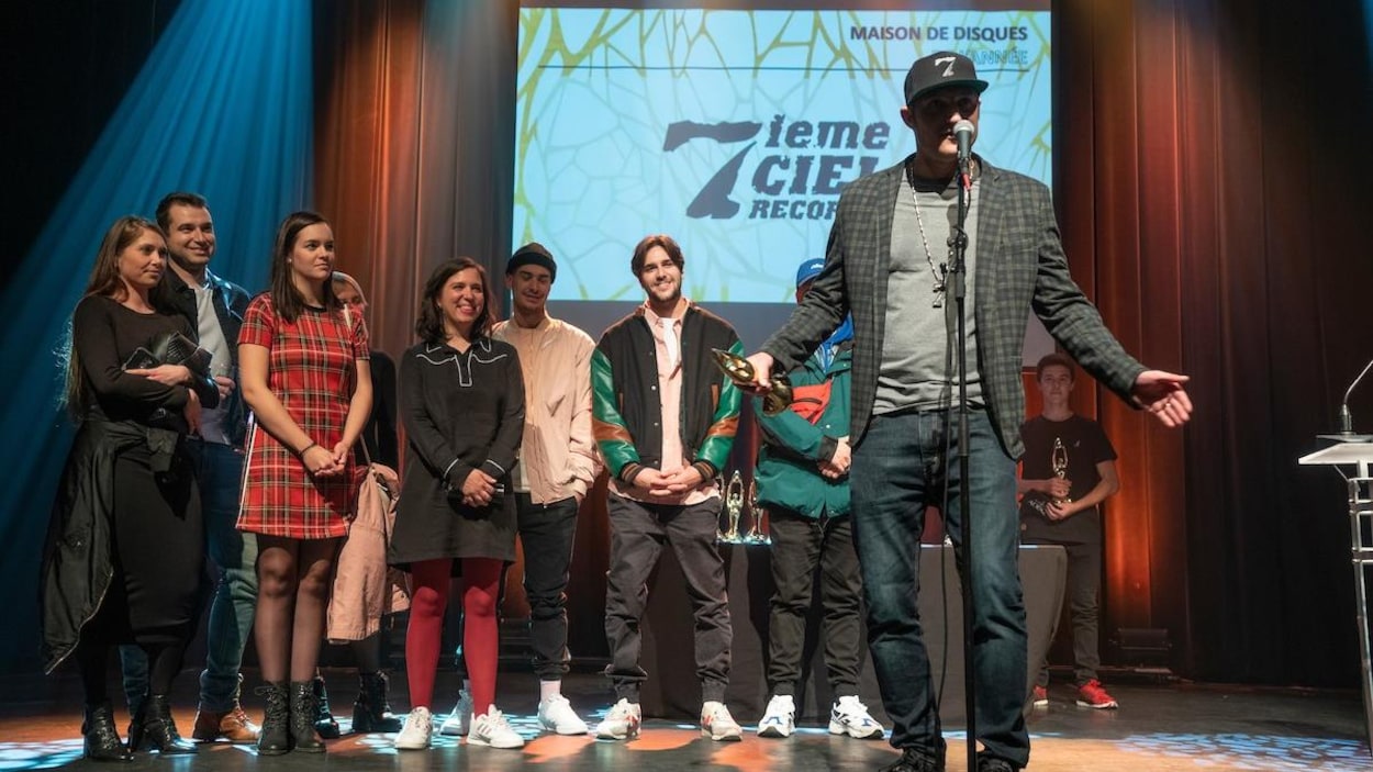 Steve Jolin accepte un prix sur scène lors du gala de l'industrie de l'ADISQ.