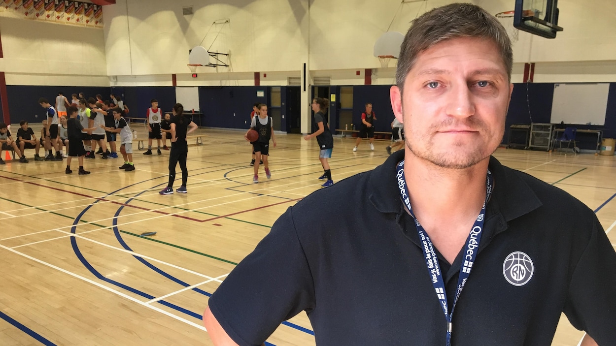 Steve Jolin est coach de basketball Steve Jolin est coach de basketball