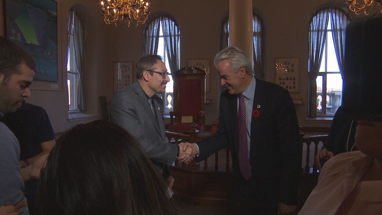 Steve Lussier et Bernard Sévigny s'échangent une poignée de main. Steve Lussier et Bernard Sévigny s'échangent une poignée de main.