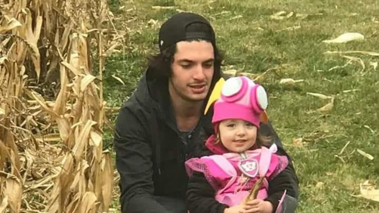 Steve Paquette ne veut plus retourner dans l'enfer de la drogue. On le voit ici en compagnie de sa fille de 2 ans. Steve Paquette ne veut plus retourner dans l'enfer de la drogue. On le voit ici en compagnie de sa fille de 2 ans.