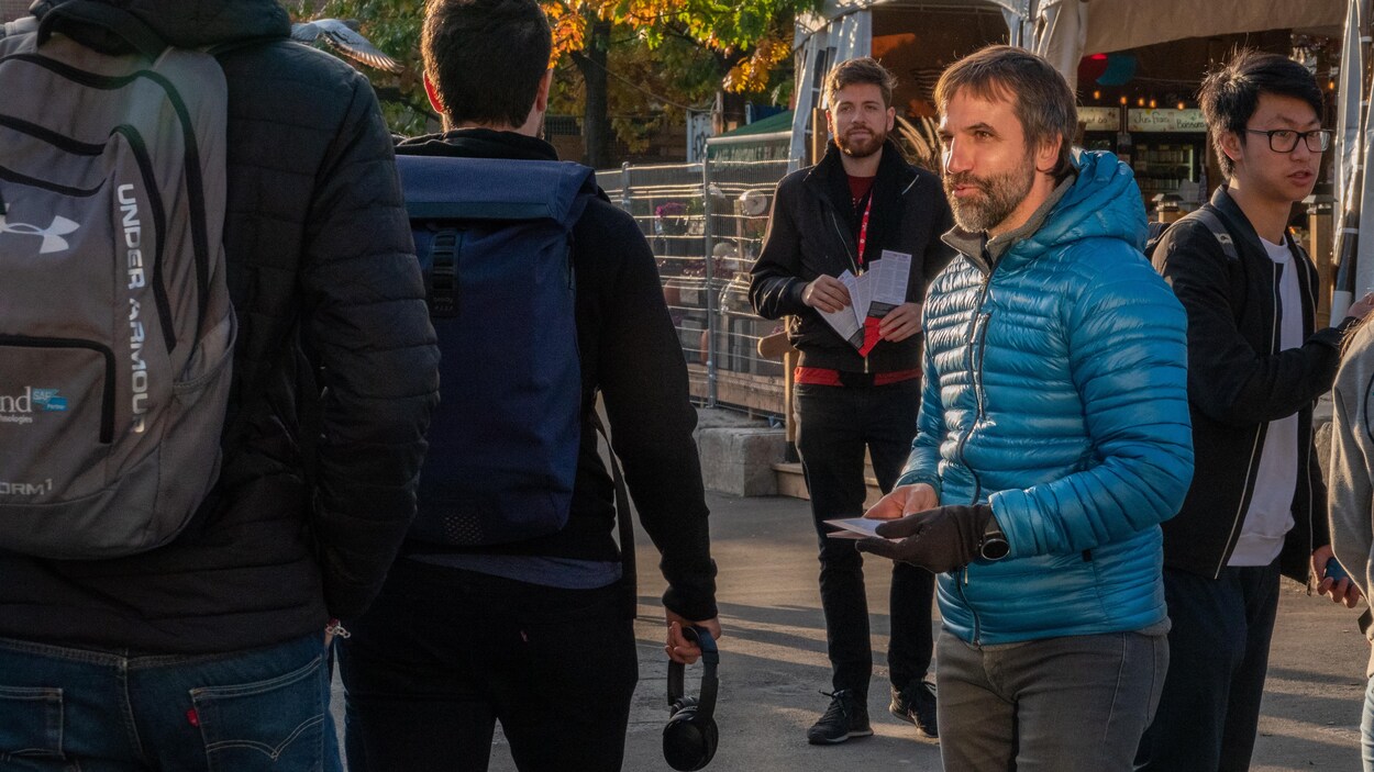 Steven Guilbeault en est à sa première campagne électorale. On le voit ici distribuer des tracts politiques devant la station de métro Mont-Royal, à Montréal.
