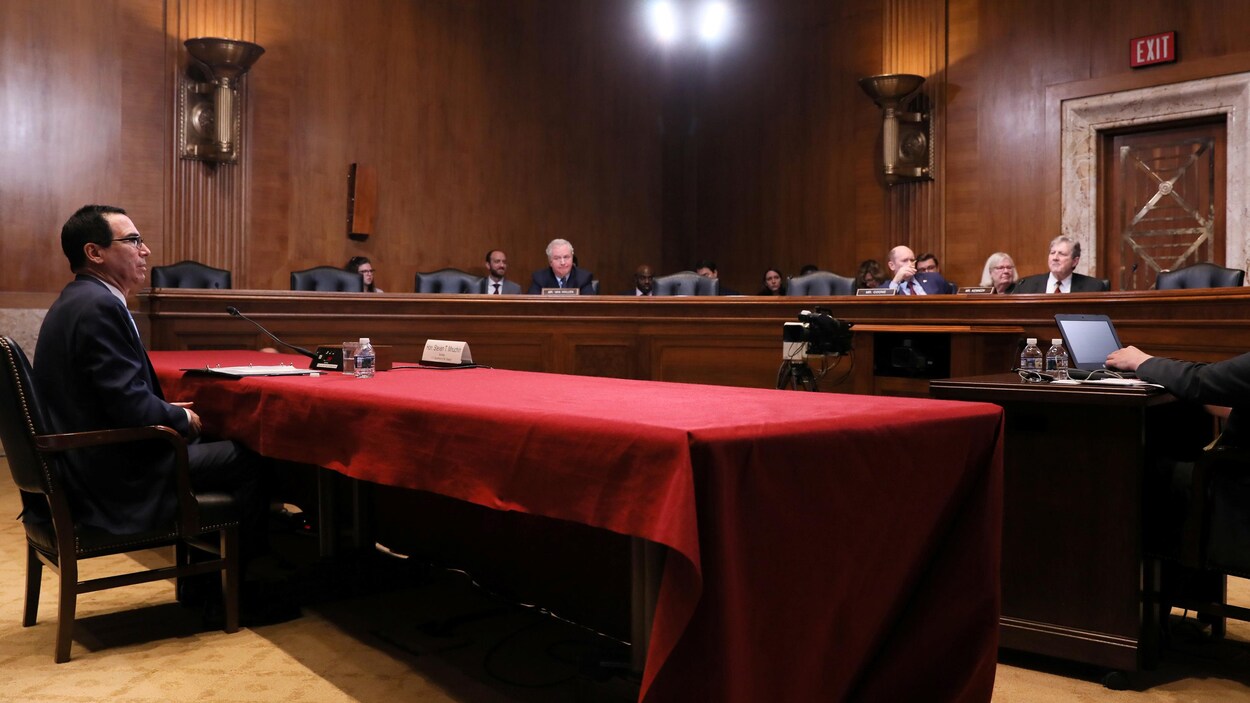 M. Mnuchin est assis devant les membres du sous-comité.