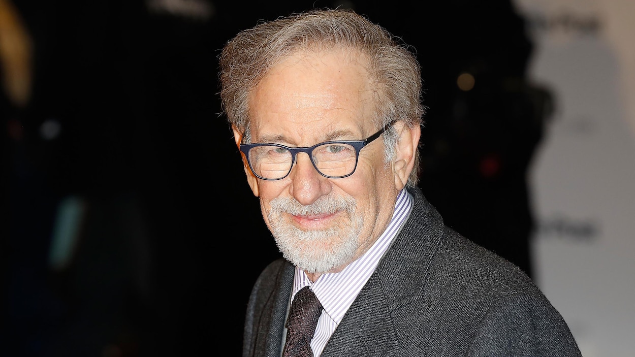 Le réalisateur et producteur américain Steven Spielberg regarde les photographes alors qu'il est sur le tapis rouge lors de la première du film <i>Le Post</i> à Londres, en janvier 2018.