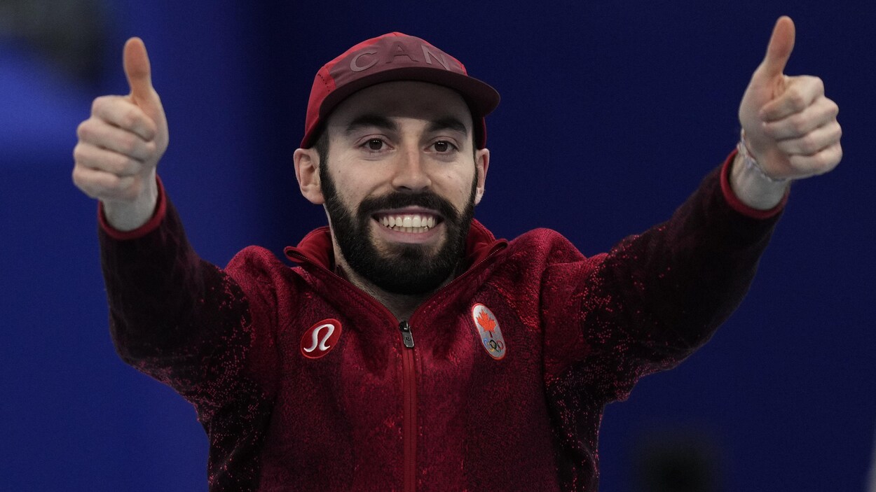 Stevens Dubois sourit, les pouces levés dans les airs.