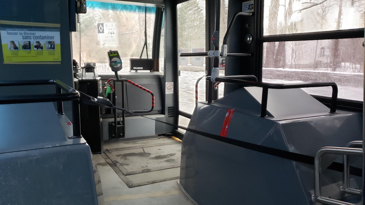 Une ceinture bloque l'allée d'un autobus de la STO.