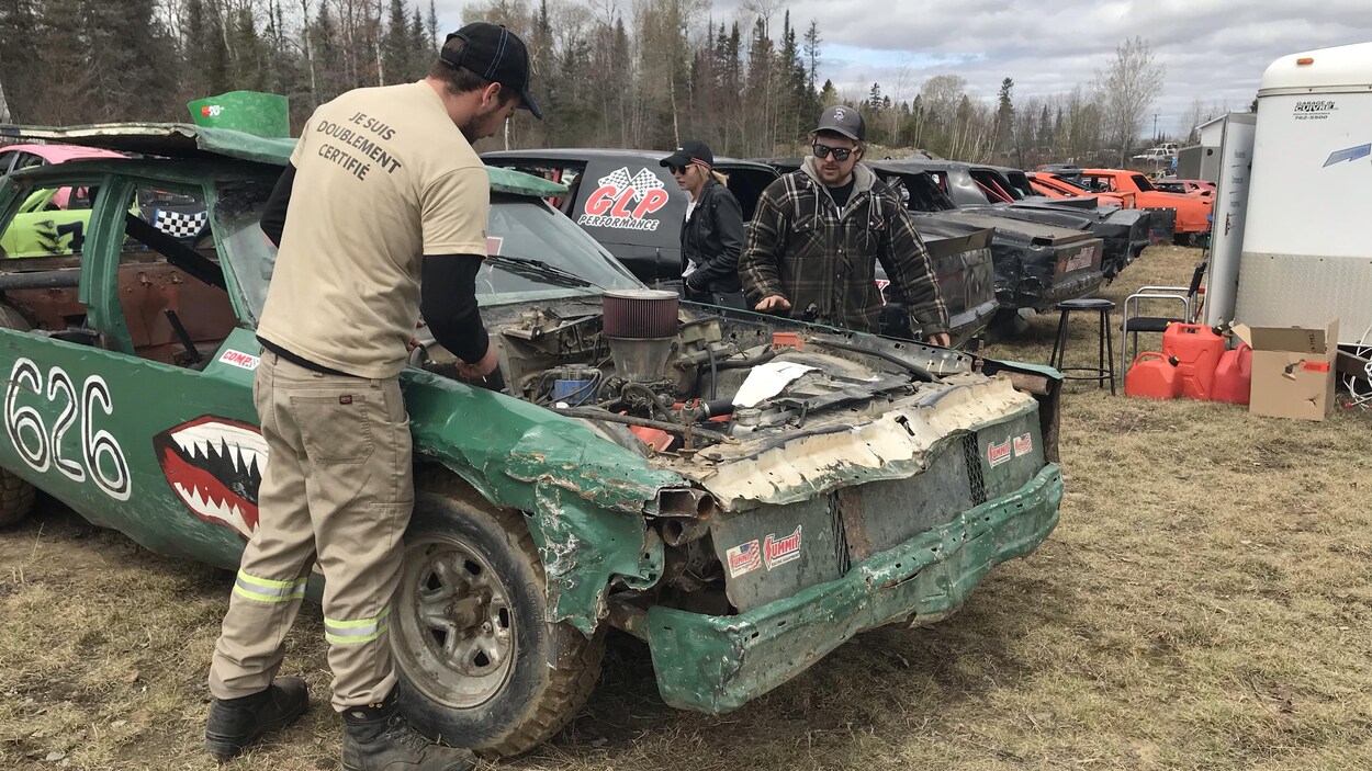 Des coureurs qui participent à la course de stock-car de Laverlochère.