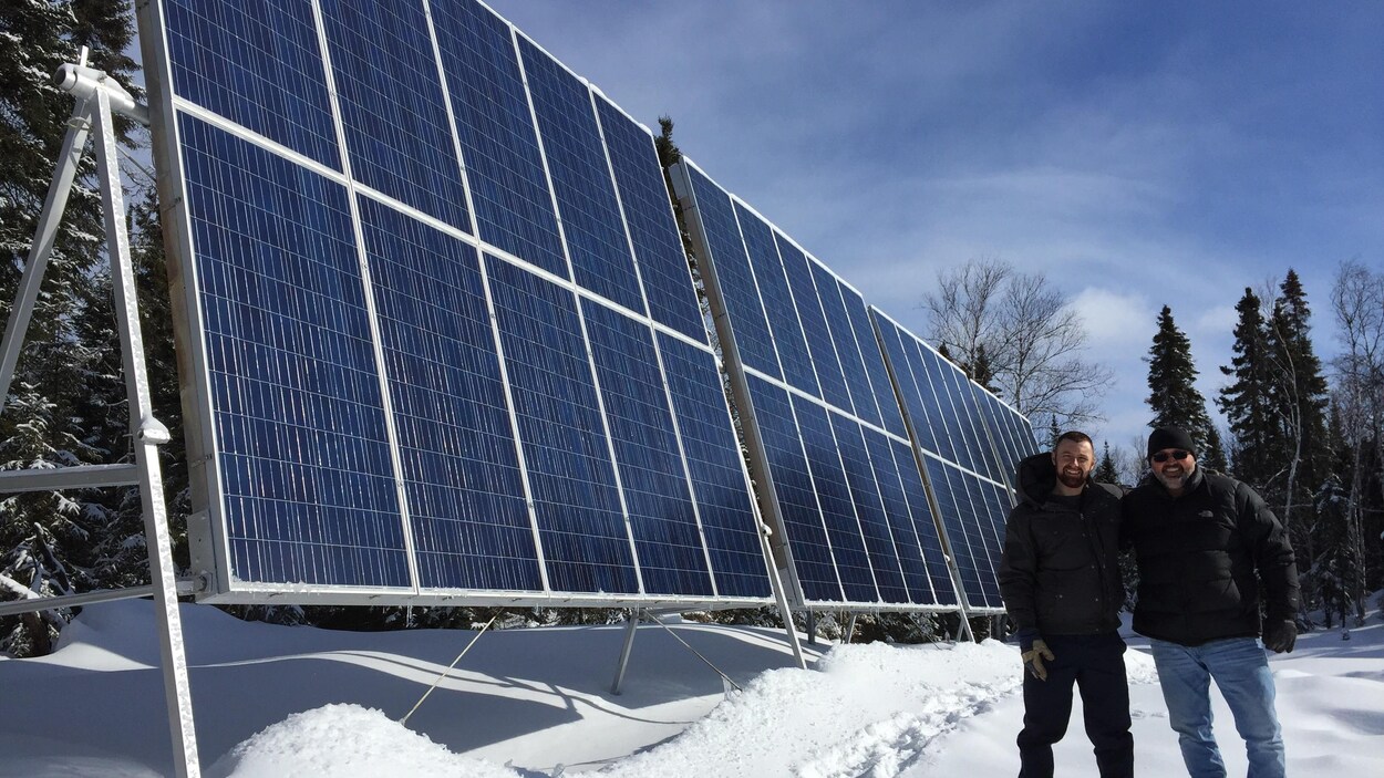 Pierre Prévost et son fils Charles, propriétaires de l'entreprise Str AT Énergie de Bellecombe, posent devant un des panneaux solaires qu'ils installent un peu partout en Abitibi-Témiscamingue