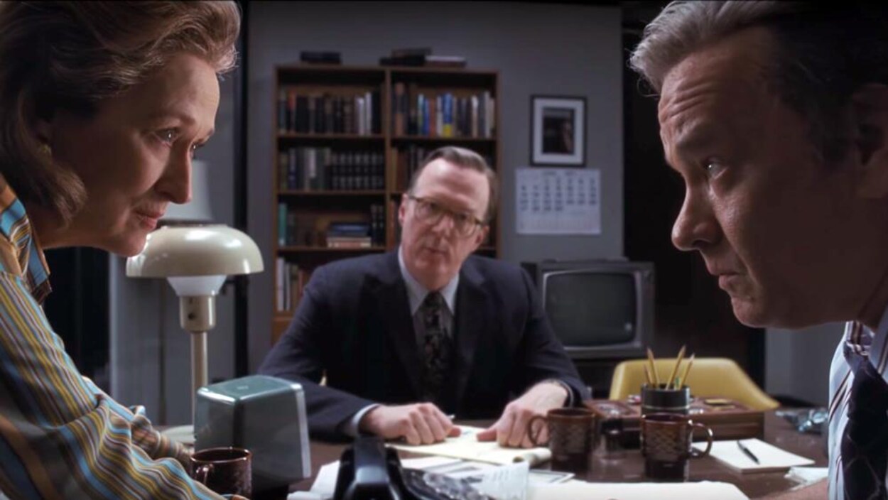 Meryl Streep et Tom Hanks se regardent dans les yeux durant une scène du film Le Post Meryl Streep et Tom Hanks se regardent dans les yeux durant une scène du film Le Post