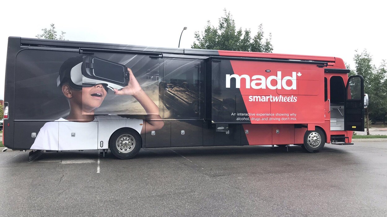 Un autobus avec une photo grand format d'un enfant qui porte des lunettes de réalité virtuelle.