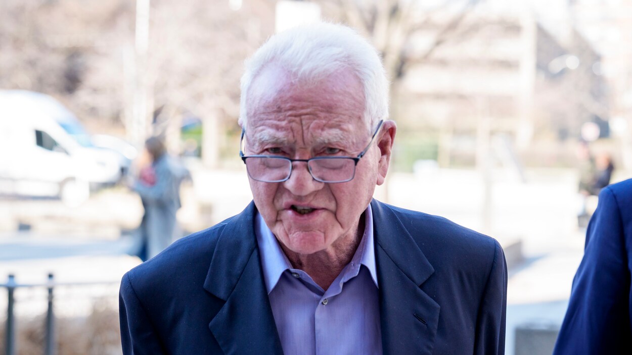 Procès de Frank Stronach : la police a fait preuve de négligence, dit la défense