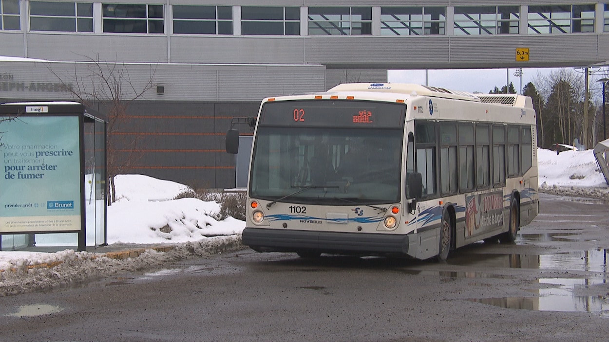 Un autobus de la STS au Cégep de Jonquière