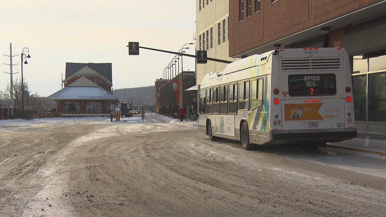 Un autobus en transit à la station du Dépôt.