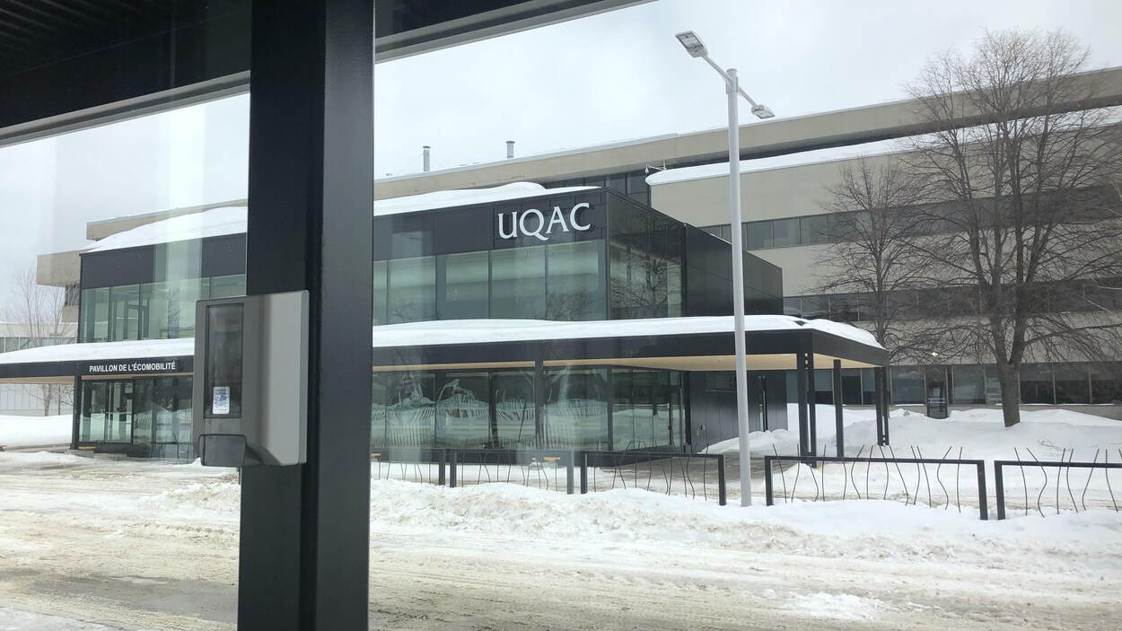 Du désinfectant dans une station d'autobus.